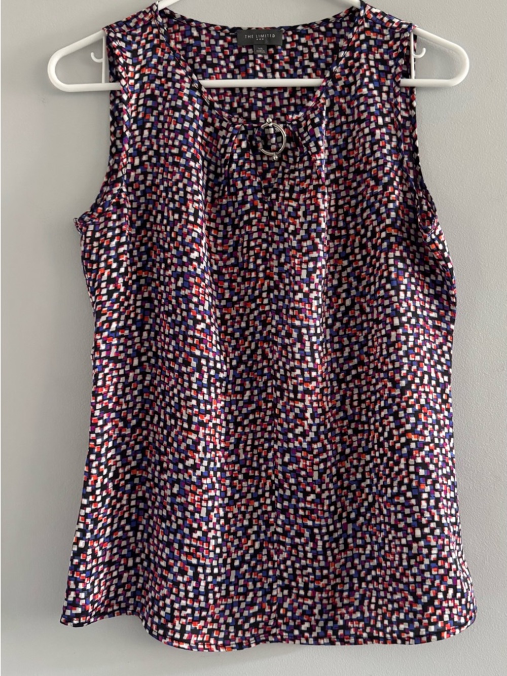 The Limited Sleeveless Blouse XS Navy Red Print Keyhole Top